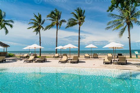 Chaise Piscines Ou Lits Et Parasols Autour De La Piscine Avec Fond De