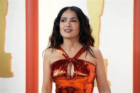 Salma Hayek Arrasa En Las Redes Con Un Bikini De Infarto