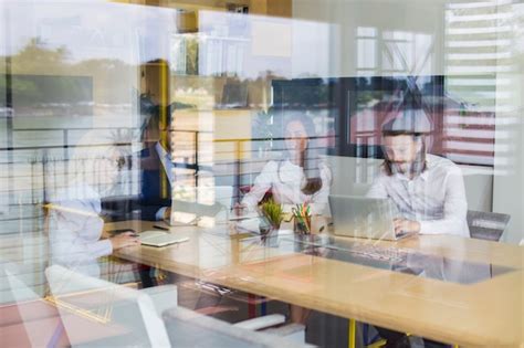 Equipo Joven Del Negocio Que Trabaja En Oficina Moderna Foto Premium