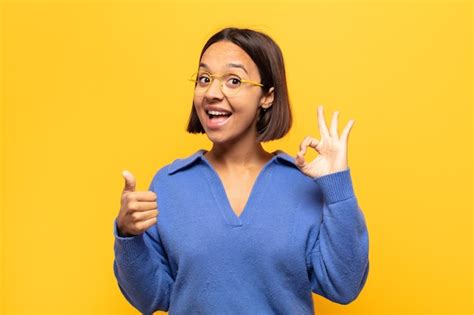 Mujer Latina Joven Que Se Siente Feliz Asombrada Satisfecha Y Sorprendida Mostrando Gestos De
