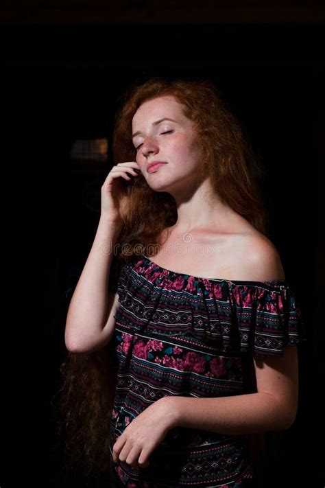 Modello Dai Capelli Rossi Alla Moda Con Capelli Ondulati Con Le Spalle Nude Immagine Stock