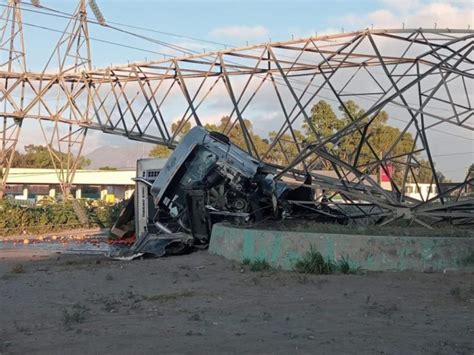 Choque provoca caída de torre de alta tensión en Ecatepec