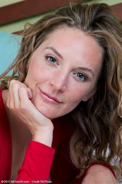 A MILF Excitada Mona Wales Tira As Cuecas Para Brincar A Sua Careca Excitada Um Vibrador