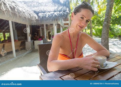 Mujer Atractiva En Bikini Que Goza Del Café En La Barra Del Aire Libre Fondo Tropical Foto de