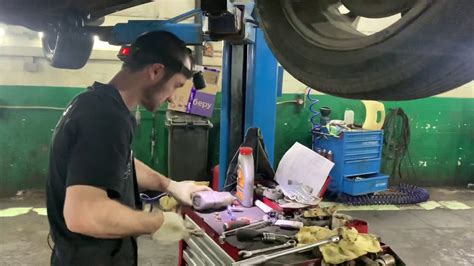 Замена пыльников передних амортизаторов Митсубиси Аутлендер. - YouTube