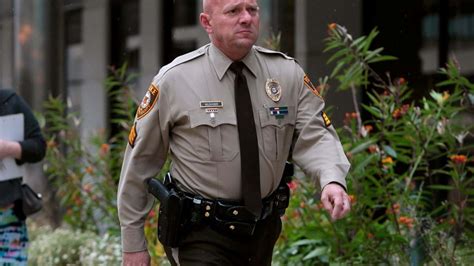 Polícia gay vai receber indemnização de 18 milhões de euros Mundo SÁBADO