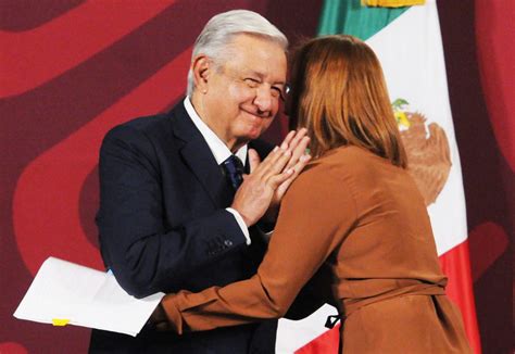 El Abrazo Que Amlo No Quiso Darle A Tatiana Clouthier Al Anunciar Su