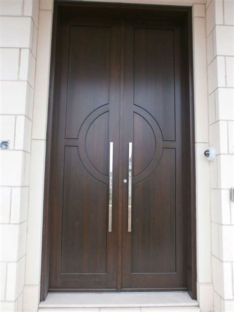 Уникальные образцы двойных дверей | Wooden front door design, House ...