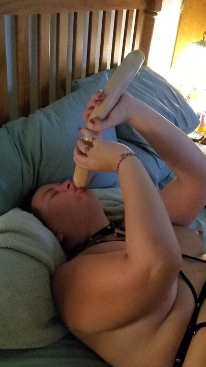 Schlampe Lutscht Und Fickt Ihren Dildo Xhamster