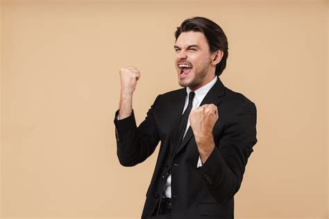 Retrato De Un Apuesto Joven Empresario Emocionado Vistiendo Traje Que