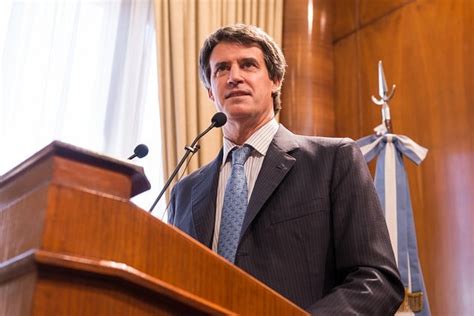 Prat Gay advirtió que las consecuencias del plan monetario van a ser muy duras para la gente