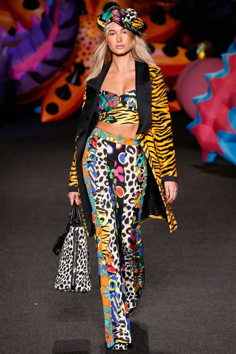 Hailey Baldwin – Moschino Spring Summer 2017 Collection Fashion Show in ...