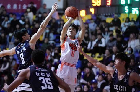 Uba》吳宋配決勝期3外線莫巴耶再飆40分 政大19：4尾盤逆襲4連勝 游艾喆助攻破500 籃球 敢動傳媒 Braveathlete