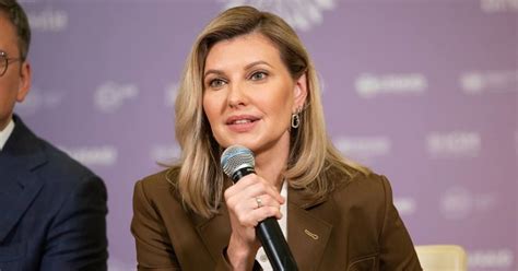 Елена Зеленская в костюме шоколадного оттенка и на шпильках выступила ...