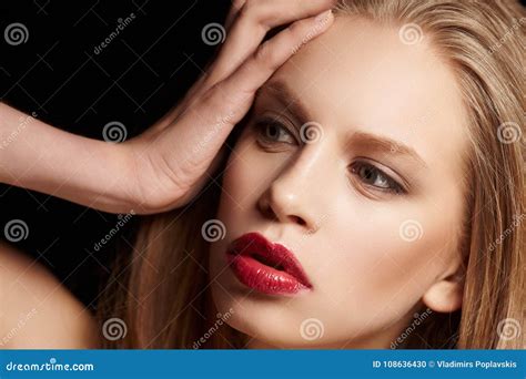 Harige Blonde Vrouw Met Rode Lippen Stock Foto Image Of Kapsel Haarstijl