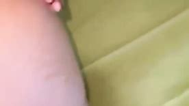 Latina Vestida De Mia Khalifa Metendo Um Consolo Na Buceta E No Cu