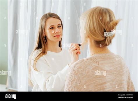 Beau sourire jeune caucasien mature mère mère mère mère mère et fille adulte faire le maquillage