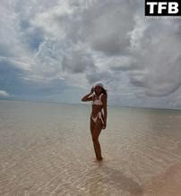 Natalya Wright Sexy Poses Flaunting Her Hot Bikini Body At The Beach On