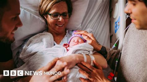 Gestación subrogada la mujer que dio a luz a su propia nieta para ayudar a su hijo gay a ser