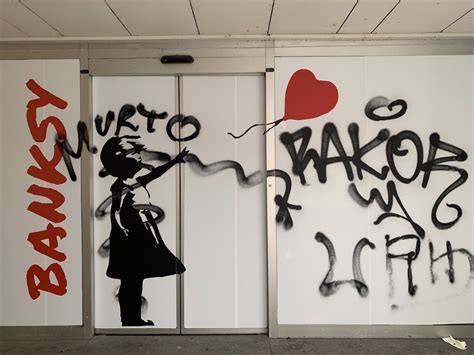 FOTO Vandali oskrunili izložbo galerije z Banksyjevo razstavo v Ljubljani