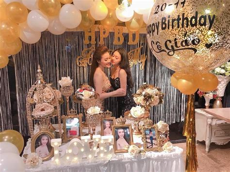 Nữ giảng viên hot girl khoe ảnh sinh nhật nóng bỏng sao