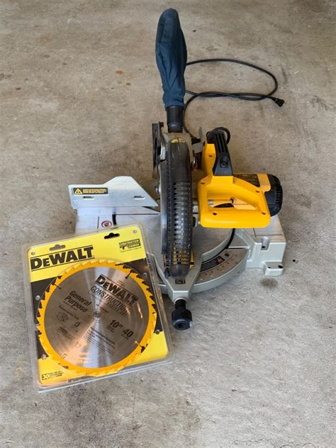 Lot R Dewalt Compound Miter Saw Dw Estatesales Org