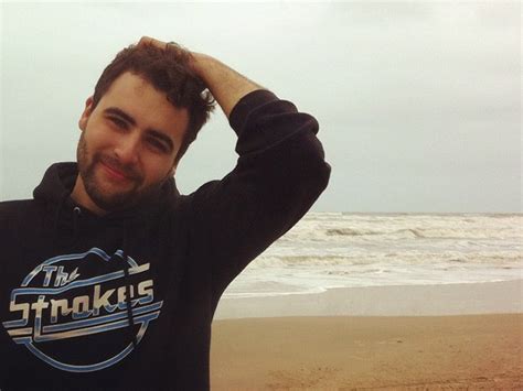 Jovem Emociona Ao Relatar Como Disse Ao Irm O Mais Novo Que Gay Portal Do Litoral Pb