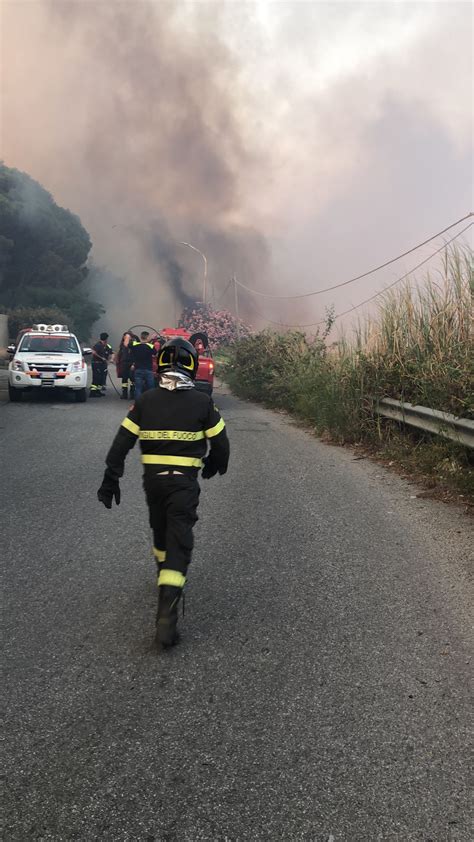 Dall Annunziata A Villafranca Inferno Sulle Colline Di Messina Case