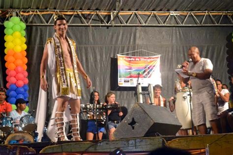 Serra Talhada Parada Gay leva dezenas de pessoas à praça Sérgio Magalhães