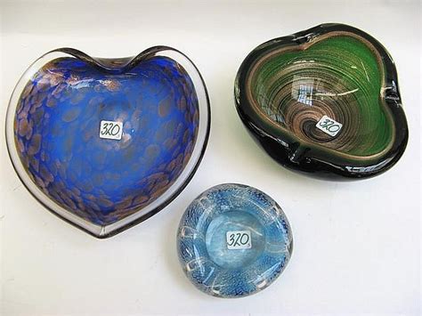 Lot - THREE PIECES OF MURANO ART GLASS BOWLS: a shallow