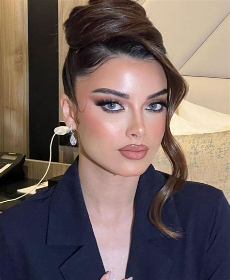 Mari Menonton Film Panas Let S Watch A Hot Movie Classy Hairstyles Wedding Hair And Makeup