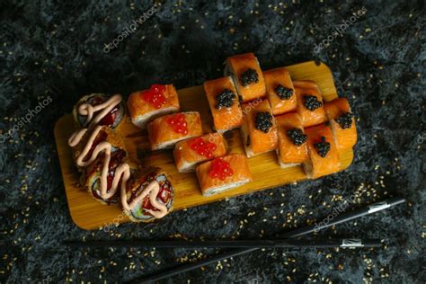 Delicioso Rollo De Sushi Fresco Tradicional Sobre Un Fondo Negro Con