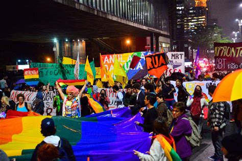 Grupos LGBT protestam contra decisão sobre Cura Gay na Avenida Paulista Bananas is My Business