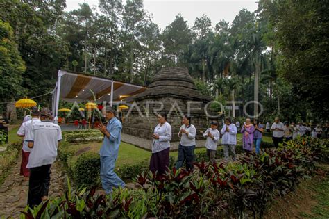 Perayaan Trisuci Waisak Di Candi Sumberawan Antara Foto