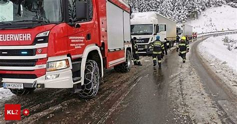 Schnee In Mariazell Mehrere Sattelschlepper Bleiben Am Zellerrain H Ngen