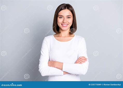 Foto De La Profesora Brunette Millennial Dama Cruzada De Brazos Con Traje Blanco Aislado En El