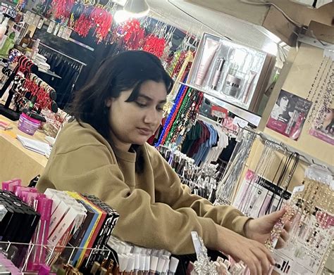 Cutie Latina Salesperson Tight Jeans Forum