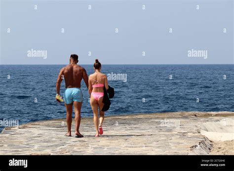 Jeune fille en bikini rose Banque de photographies et dimages à haute résolution Alamy