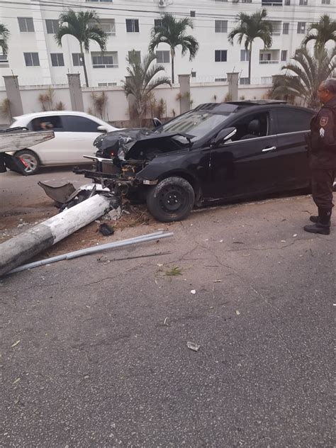 Carro bate em poste que cai e interrompe trânsito em avenida da Zona