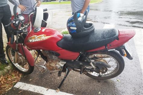 Mulher fica ferida após colisão de moto automóvel em cruzamento de