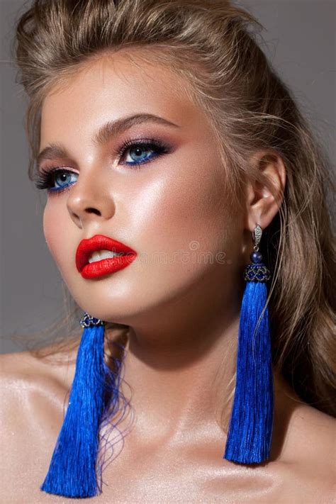 Jonge Blonde Meid Met Heldere Make Up Perfecte Huid Haarfijn Haar En Heldere Rode Lippenstift