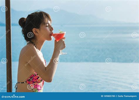 Belles Jeunes Femmes Dans Le Bikini Se Trouvant Sur Une Piscine De Chaise Longue Avec A Image