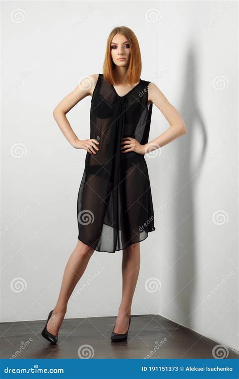 Modella Sexy In Biancheria Da Letto Nera E Negligenza Trasparente Gambe Nude E Tacchi Alti