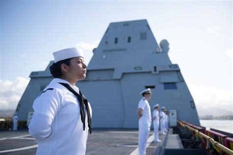 ハワイの真珠湾に到着し：﻿最新のステルス駆逐艦「ズムウォルト級」 写真特集：時事ドットコム