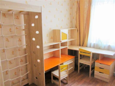 Письменные столы и детские столики со стульчиками