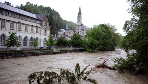 Francja Już dwie ofiary powodzi Wydarzenia w INTERIA PL