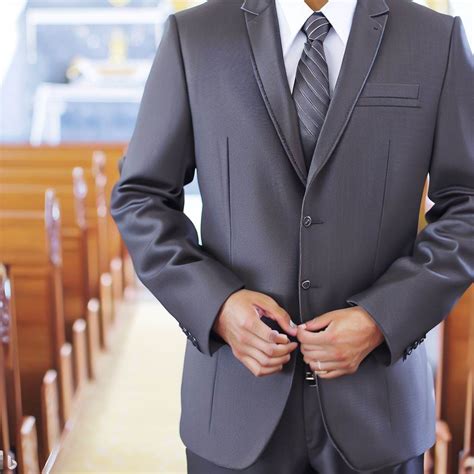 Moda Cristiana Para Hombres Combinando Elegancia Y Fe