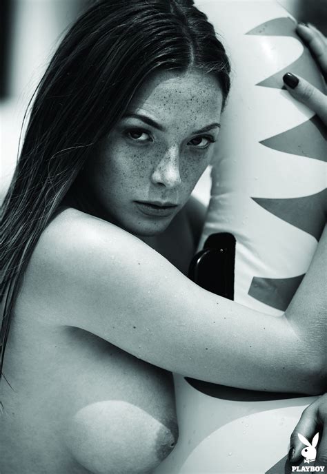 Kinky Polina Peca Strips To Expose Her Hot Body Photos