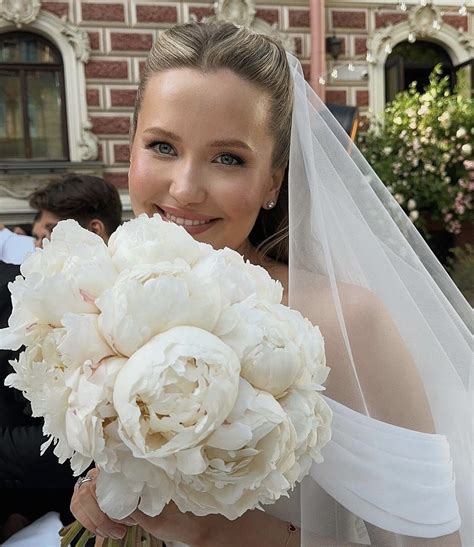 Bride Bouquet White Peonies And Roses Hailey Bieber Wedding Bouquet