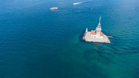 Vista aérea de drone de la torre de la doncella en uskudar estambul